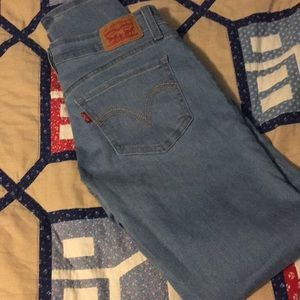 535 Super Skinny Levis.